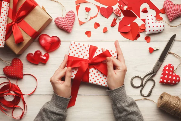 Valentine dag achtergrond, handgemaakt doosje op hout, kopie ruimte — Stockfoto