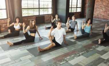 Çatı stüdyo Yoga pratik Millennials