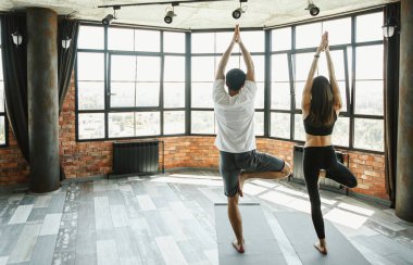 Çift pratik yoga, poz Vrikshasana, ağaç