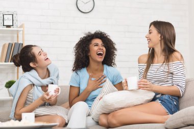 Sohbet ve evde kahve içme mutlu arkadaşlar