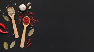 Kaşık koyu arka plan üzerine pembe ve beyaz karabiber