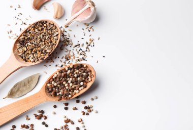 Hint karışık baharat ve tahta kaşık karabiber