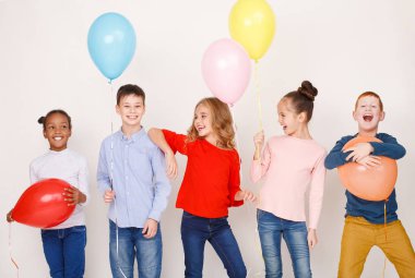 Çocuklar eğleniyor balonlar ile arka plan üzerinde