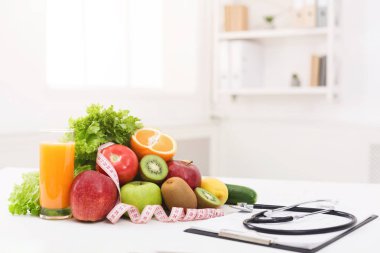 Beslenme uzmanı Resepsiyon stetoskop ve sağlıklı meyve ile