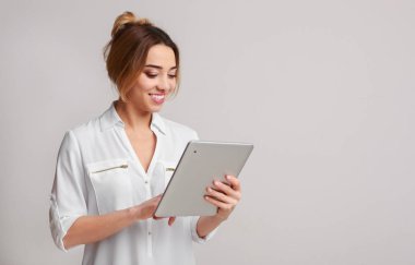 Zeki ve güzel. Dijital tablet kullanan kadın