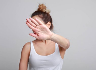 Gri arka plan sesi ayrımcılık veya anti şiddet simgesiyle iz kadın kontrolden durdurmak