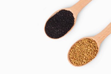 Aromatik mutfak baharat beyaz tahta kaşıklarla