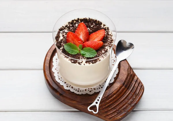 Panna cotta dessert met verse aardbeien op houten tafel — Stockfoto