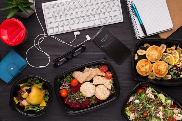 Comidas para llevar surtido en el lugar de trabajo vista superior — Foto de Stock