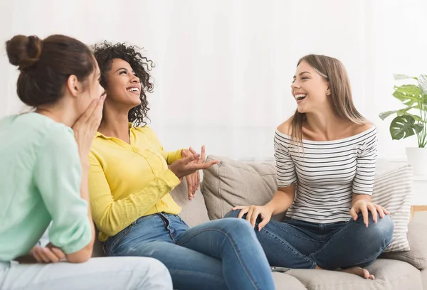 Amigas conversando, fofocando na sala de estar em casa — Fotografia de Stock