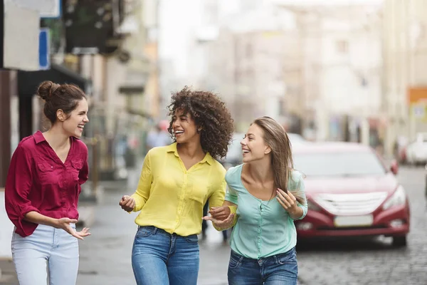 Diverse friends walking in the city and laughing — Stock Photo, Image