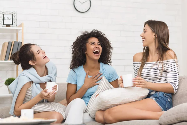 Glückliche Freundinnen plaudern und trinken Kaffee zu Hause — Stockfoto