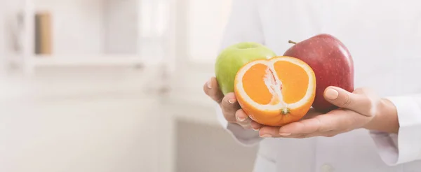 Nutricionista irreconocible sosteniendo fruta fresca, espacio para copiar —  Fotos de Stock