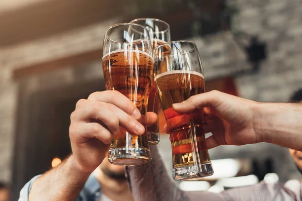 Arkadaş barda bira gözlük ile kızartma — Stok fotoğraf