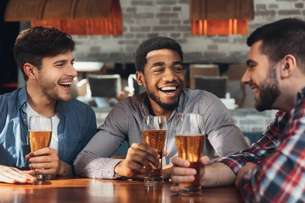 İçme ve konuşurken, erkekler bar oturan — Stok fotoğraf