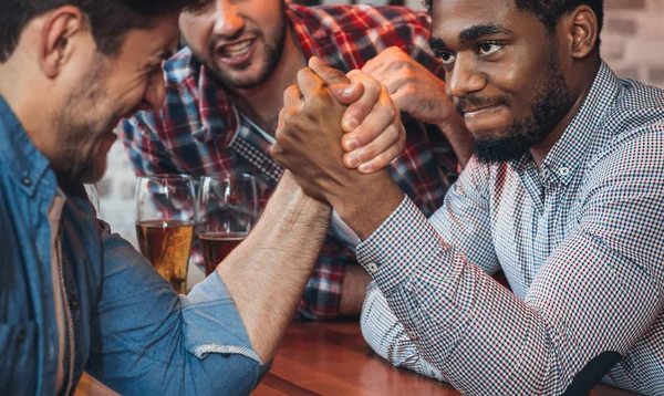 Hombres Amigos Brazo Lucha Entre Beber Cerveza Bar — Foto de Stock