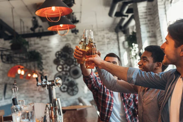 Chicos bebiendo cerveza para reunirse en el bar — Foto de Stock