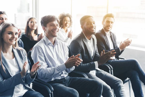 Feliz audiencia diversa aplaudiendo en seminario de negocios — Foto de Stock