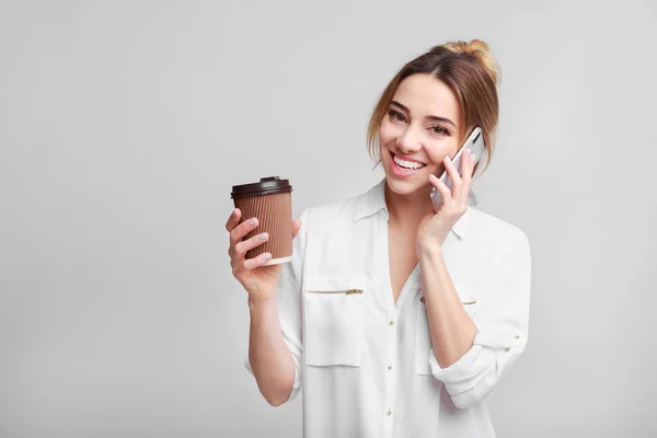 Mujer feliz hablando por teléfono y tomando café — Foto de Stock