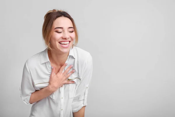Uroczy dziewczyna śmiejąc się z rękami na piersi — Zdjęcie stockowe