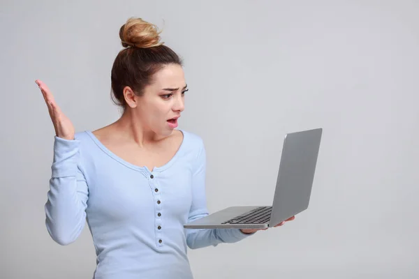 Boos Meisje Problemen Met Laptop Staande Een Grijze Achtergrond — Stockfoto