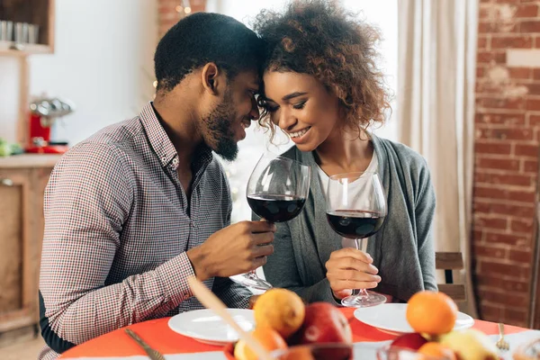 Casal afro-americano desfrutando de jantar romântico em casa — Fotografia de Stock