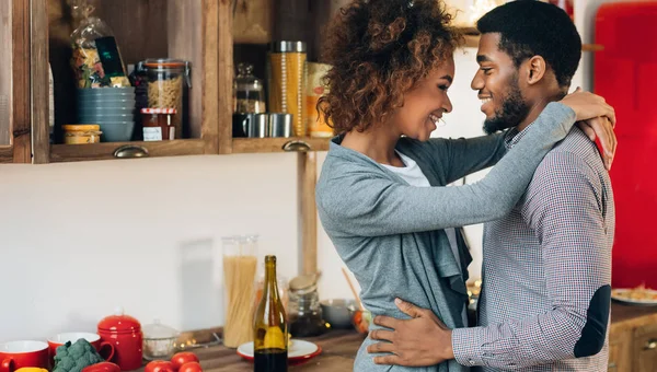 Charmant couple noir embrassant dans une cuisine confortable — Photo