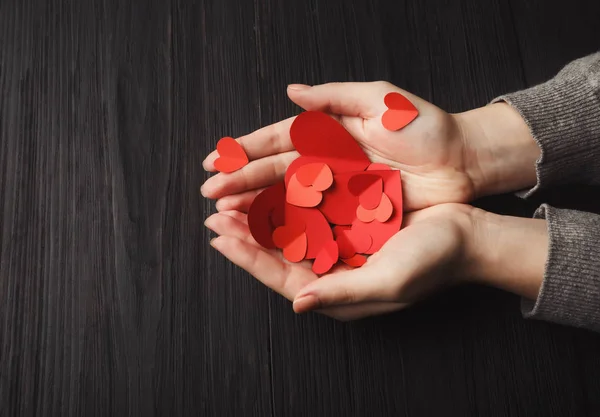 Fondo de San Valentín, corazones en manos femeninas — Foto de Stock