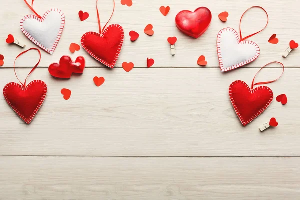 Valentine dag achtergrond, handgemaakte harten op hout met kopie ruimte — Stockfoto