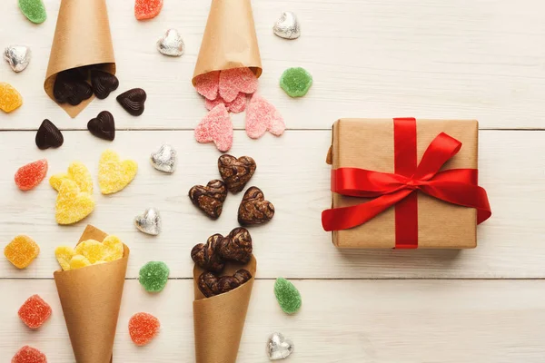 Gli amanti dello sfondo giorno con vari dolci e giftbox — Foto Stock