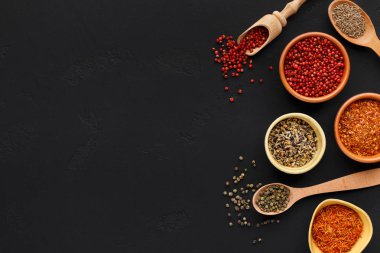 Tablo farklı baharatlar ve karabiber, üstten görünüm