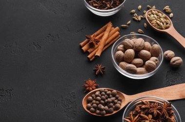 Tarçın, Anason yıldız, karanfil ve küçük Hindistan cevizi