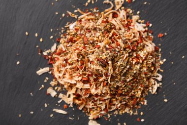 Sıcak baharat karışımı zencefil, closeup ile kurutulmuş