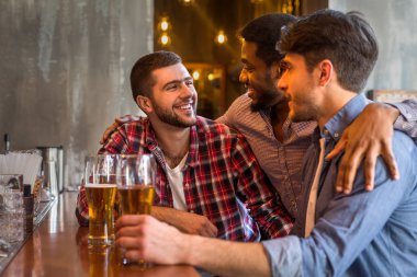 Çeşitli eski arkadaş barda taslak bira içmek