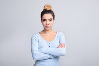 Arka plan üzerinde şüpheleri düşünceli genç kadın