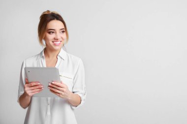 Arka plan üzerinde dijital tablet bilgisayar kullanan Modern kadın
