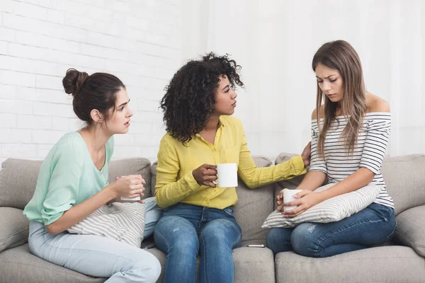 Le donne sostengono la sua ragazza, parlando di problemi a casa — Foto Stock