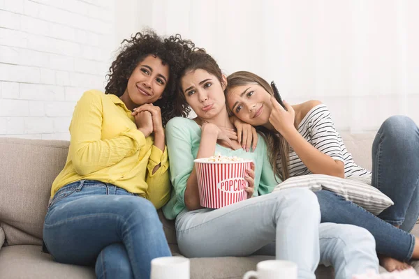 Meninas assistindo filme bonito e comer pipocas em casa — Fotografia de Stock