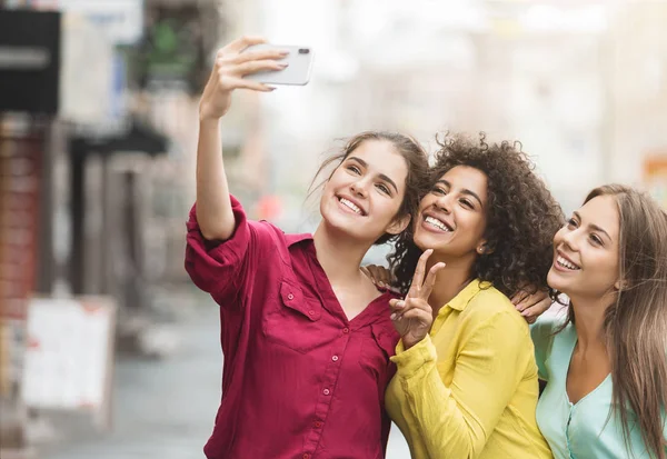 Diverse happy women walking in the city — Stock Photo, Image