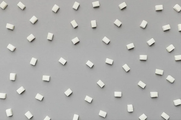 Rafinowany cukier minimalistyczny wzór na szarym tle — Zdjęcie stockowe