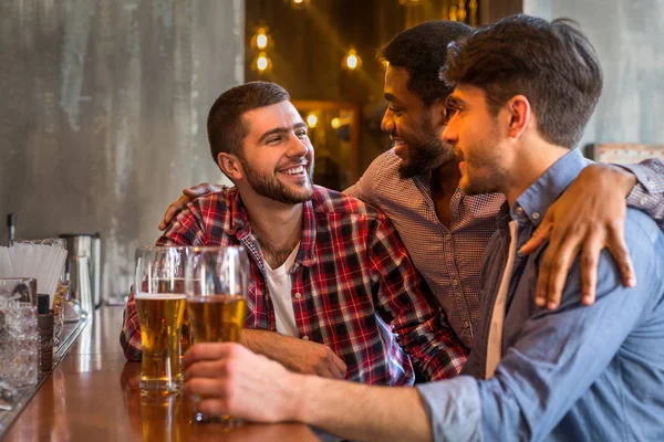 Çeşitli eski arkadaş barda taslak bira içmek — Stok fotoğraf