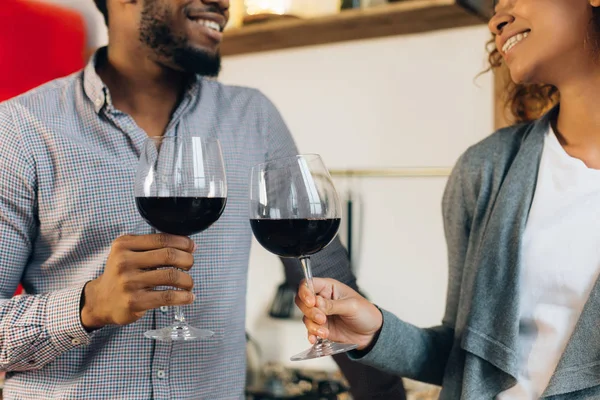 Szczęśliwa para obchodzi i doping z kieliszków wina — Zdjęcie stockowe