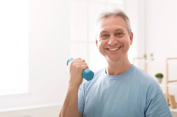 Evde dumbell ile eğitim kıdemli fitness adam — Stok fotoğraf