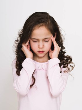 Kız baş ağrısı jest yapmak.