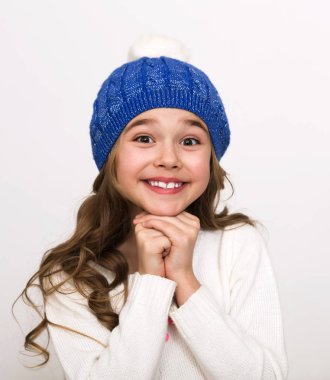 Mavi şapkalı mutlu gülümseyen kız