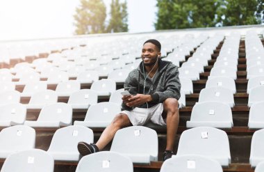 Stadyum üzerinde rahatlatıcı adam