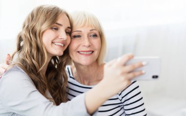 Büyüleyici blogger selfie anne ile smartphone üzerinde çekim