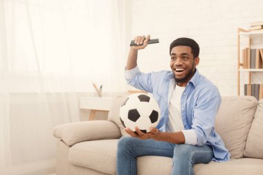 Siyah adam evde Spor TV izlerken heyecanlı