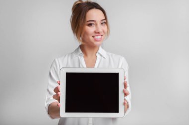 Kadın gösteren boş ekran tablet bilgisayar