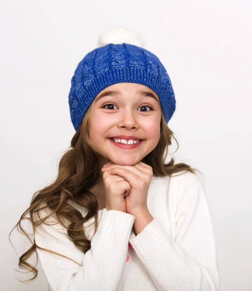Feliz chica sonriente en sombrero azul — Foto de Stock
